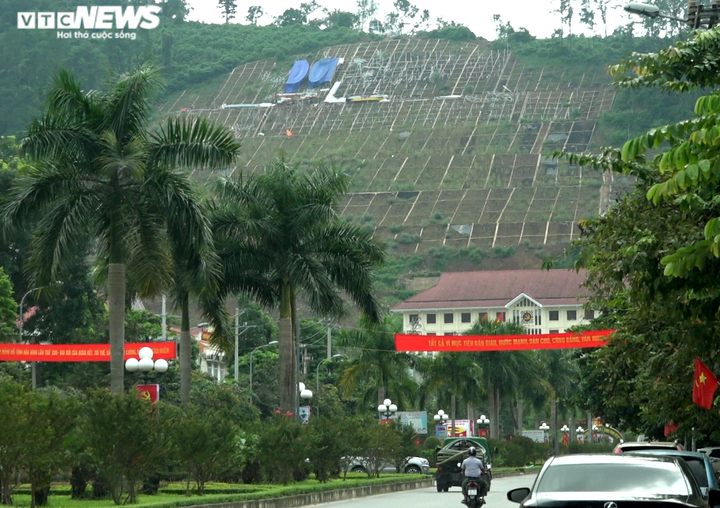 Cận cảnh khẩu hiệu 11 chữ được đầu tư gần 11 tỷ đồng ở Hòa Bình xôn xao dư luận - 1