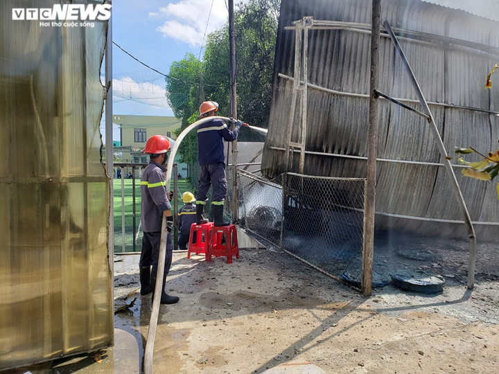 Ảnh: Kho chứa hải sản ở Quảng Nam bốc cháy ngùn ngụt - 5