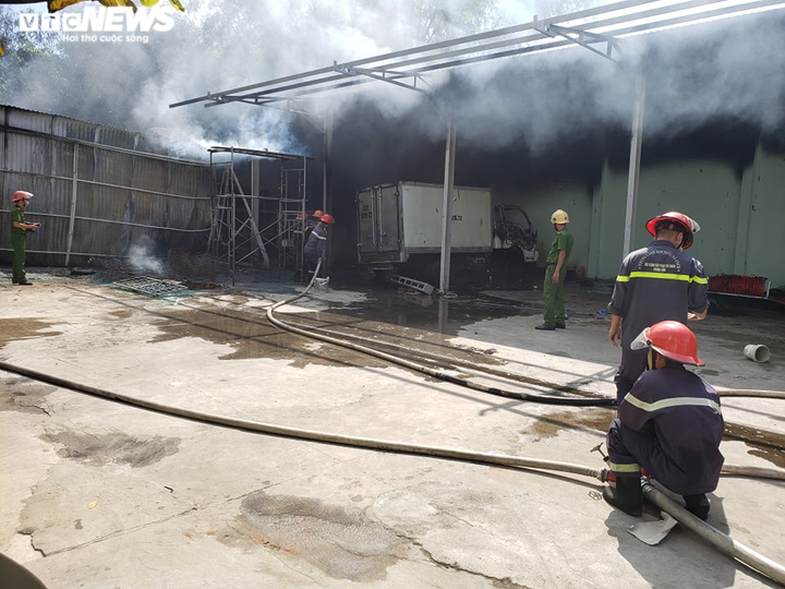 Ảnh: Kho chứa hải sản ở Quảng Nam bốc cháy ngùn ngụt - 4