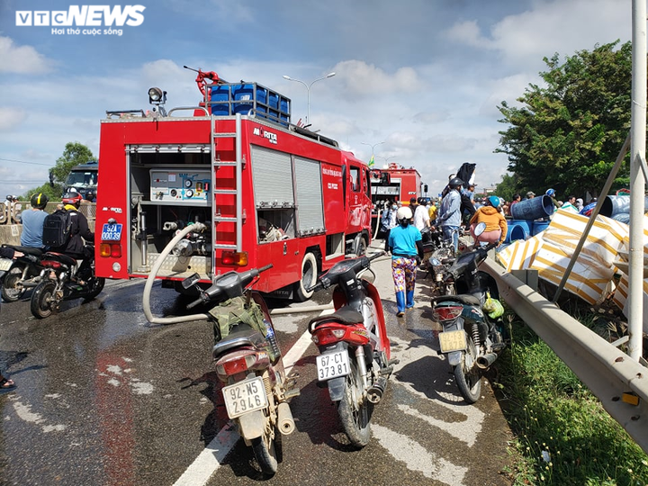 Ảnh: Kho chứa hải sản ở Quảng Nam bốc cháy ngùn ngụt - 3