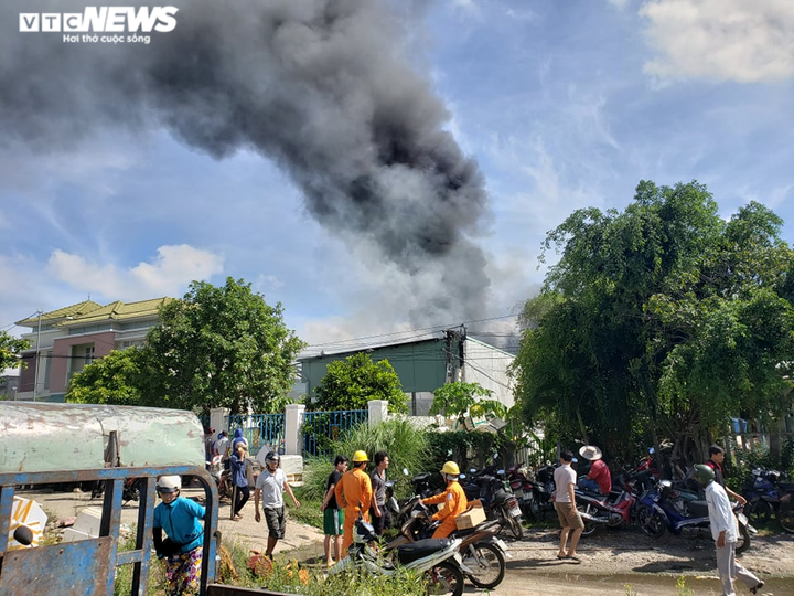 Ảnh: Kho chứa hải sản ở Quảng Nam bốc cháy ngùn ngụt - 2