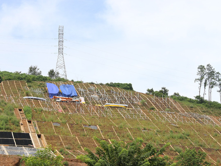 Những công trình tượng đài, khẩu hiệu tiền tỷ xôn xao dư luận - 1