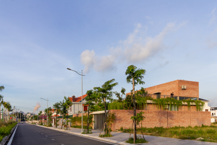 Mướt mắt nhà gạch mộc phủ kín cây xanh ở Quảng Ninh - 1