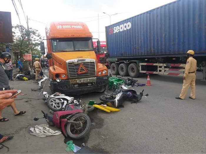 Xe đầu kéo đi vào làn xe máy, đâm 6 người bị thương - 1
