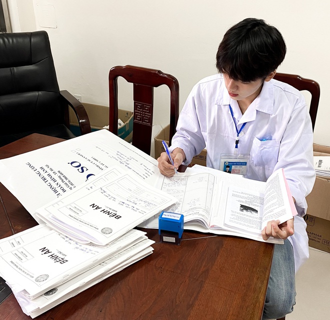 Ảnh: Nam sinh trường Y gây 'sốt' sau clip mặc áo blouse - 1