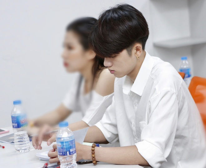 Ảnh: Nam sinh trường Y gây 'sốt' sau clip mặc áo blouse - 4