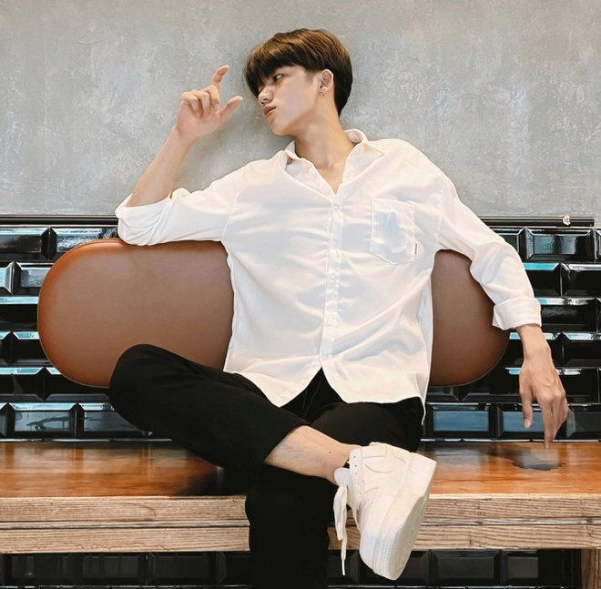 Ảnh: Nam sinh trường Y gây 'sốt' sau clip mặc áo blouse - 5