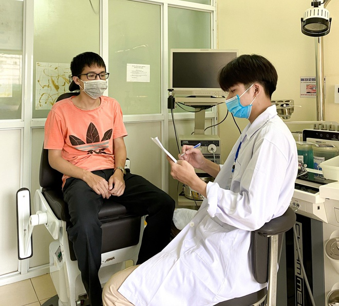 Ảnh: Nam sinh trường Y gây 'sốt' sau clip mặc áo blouse - 6