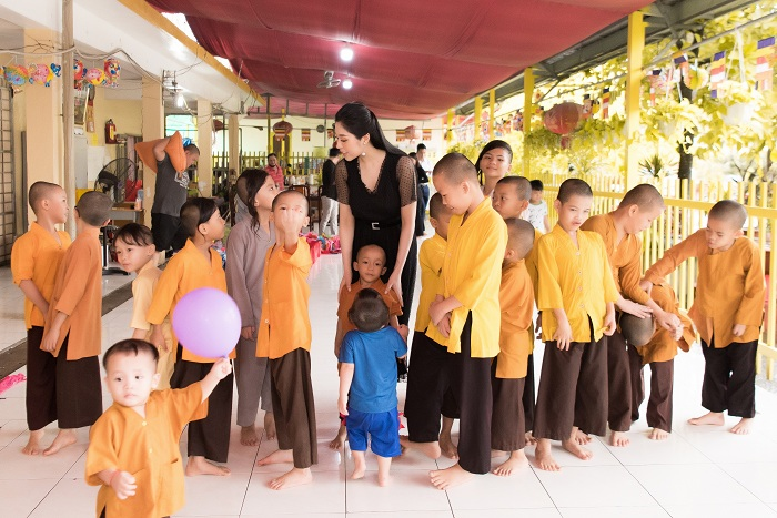 Hoa hậu Tô Diệp Hà mang Tết Trung thu sớm cho trẻ mồ côi - 5