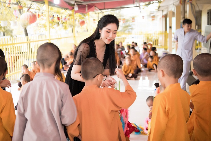 Hoa hậu Tô Diệp Hà mang Tết Trung thu sớm cho trẻ mồ côi - 6