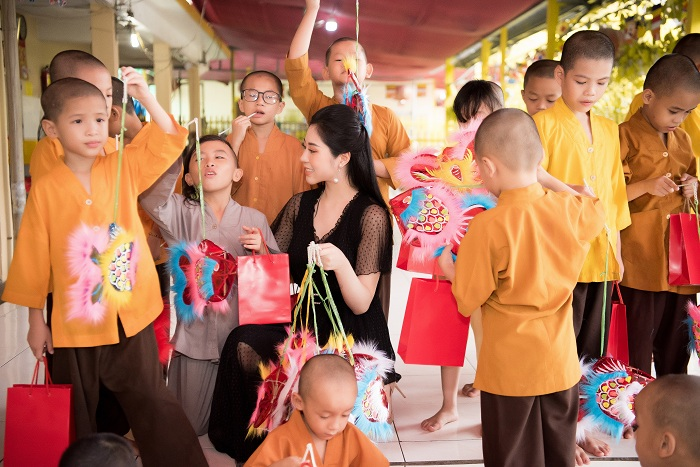 Hoa hậu Tô Diệp Hà mang Tết Trung thu sớm cho trẻ mồ côi - 7