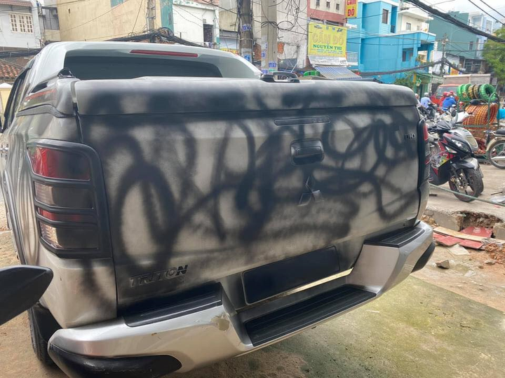 Ô tô đỗ chắn cửa bị sơn chằng chịt, dân mạng ‘bốc hỏa’ mắng cả hai bên - 2