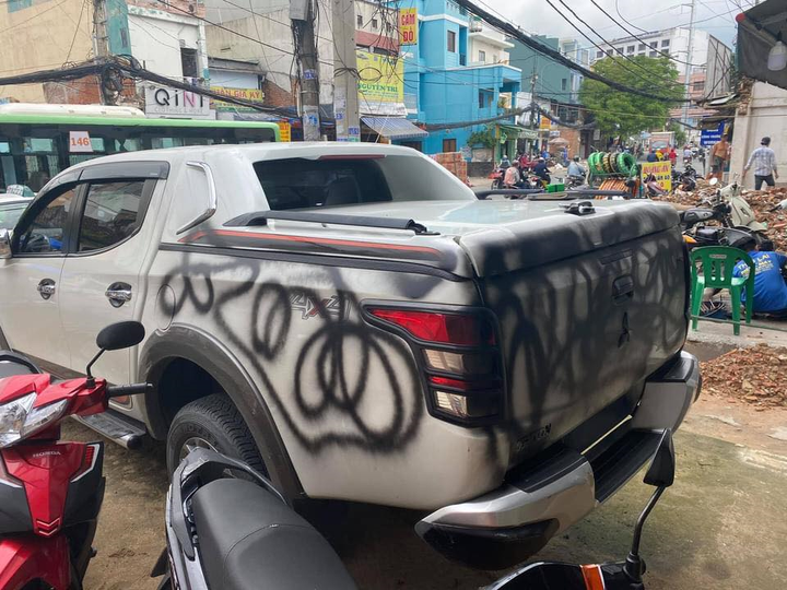 Ô tô đỗ chắn cửa bị sơn chằng chịt, dân mạng ‘bốc hỏa’ mắng cả hai bên - 3