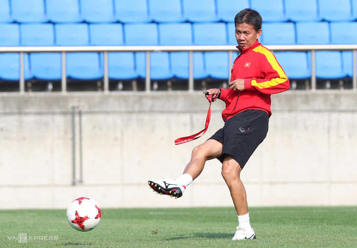 HLV Hoàng Anh Tuấn: 'Có rất nhiều thứ phi chuyên môn ở V-League' - 1