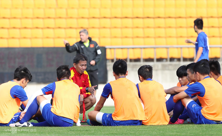 HLV Hoàng Anh Tuấn: 'Có rất nhiều thứ phi chuyên môn ở V-League' - 2