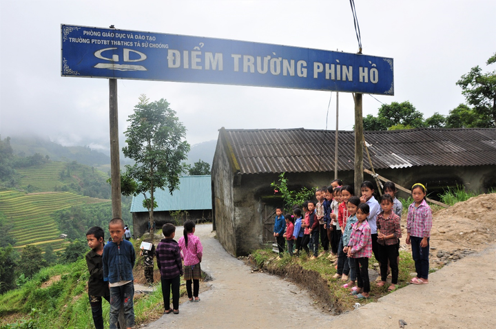 Tuổi trẻ MobiFone trao 'Món quà yêu thương' đến học sinh vùng cao - 2