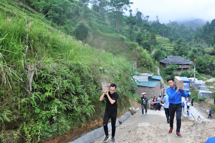 Tuổi trẻ MobiFone trao 'Món quà yêu thương' đến học sinh vùng cao - 3