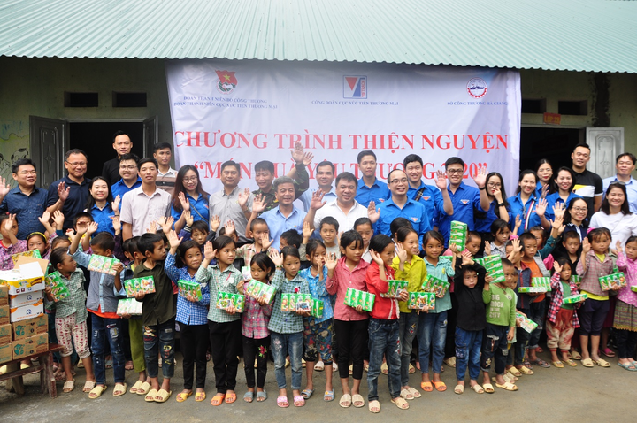 Tuổi trẻ MobiFone trao 'Món quà yêu thương' đến học sinh vùng cao - 4