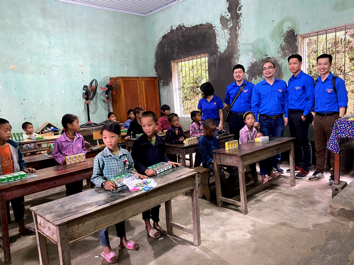 Tuổi trẻ MobiFone trao 'Món quà yêu thương' đến học sinh vùng cao - 5