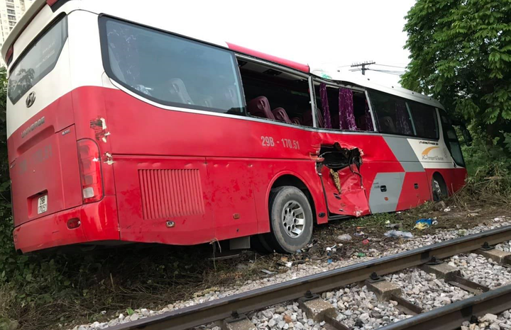 Cố tình vượt tàu hoả bất chấp tính mạng 45 đứa trẻ, tài xế bị xử lý thế nào? - 1