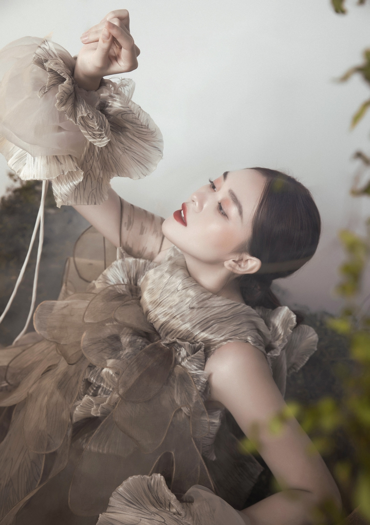 Vẻ đẹp liêu trai của Á hậu Tường San trong bộ ảnh đón Trung thu - 5