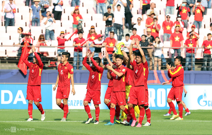 HLV Hoàng Anh Tuấn: 'Có rất nhiều thứ phi chuyên môn ở V-League' - 3