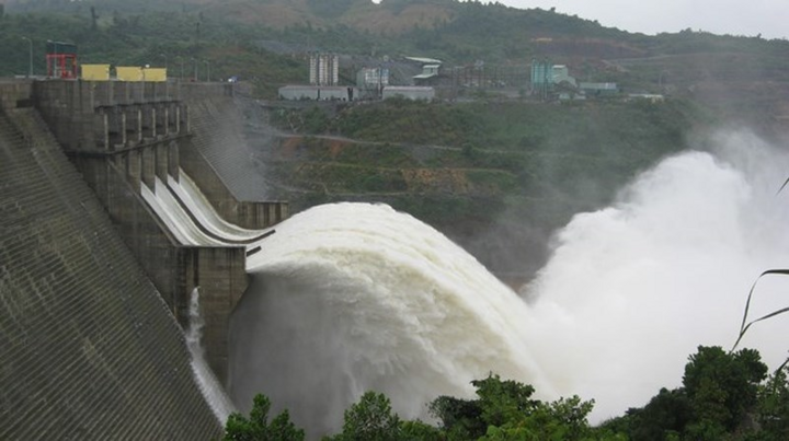 Sáng mai, hồ thủy điện Hòa Bình xả lũ - 1