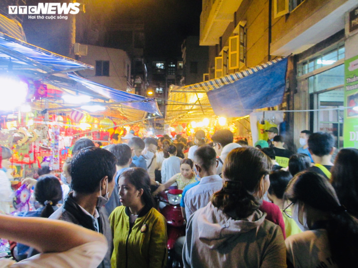 Phố lồng đèn ở TP.HCM đông nghẹt người đi chơi Trung thu - 1