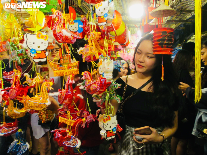 Phố lồng đèn ở TP.HCM đông nghẹt người đi chơi Trung thu - 11