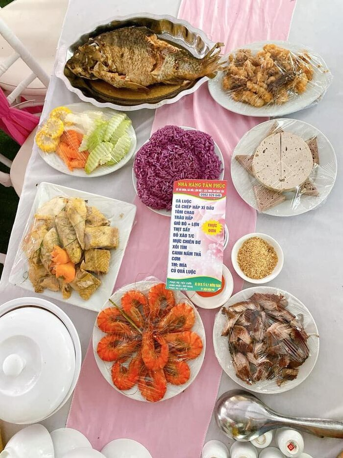 Bị 'bom' 150 mâm cỗ, nhà hàng tiệc cưới rao bán rẻ 500.000 đồng/mâm - 2