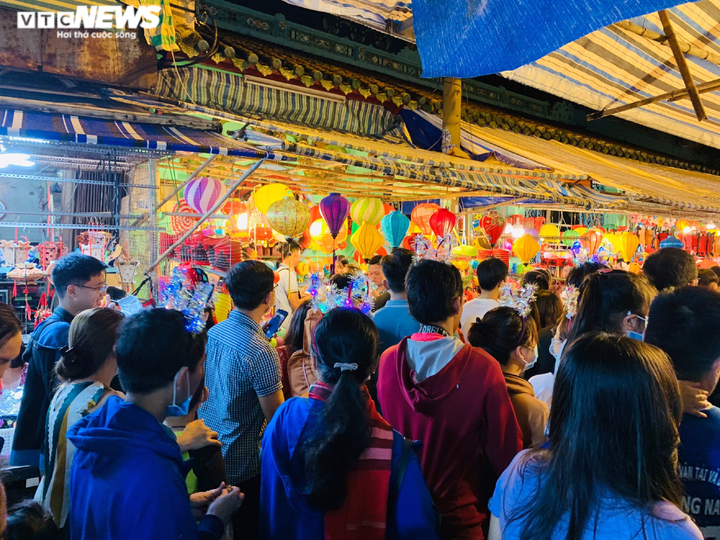 Phố lồng đèn ở TP.HCM đông nghẹt người đi chơi Trung thu - 2