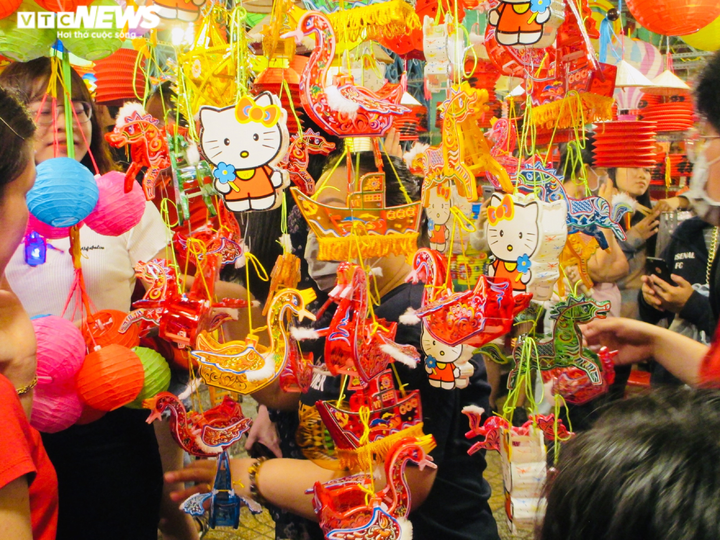 Phố lồng đèn ở TP.HCM đông nghẹt người đi chơi Trung thu - 3