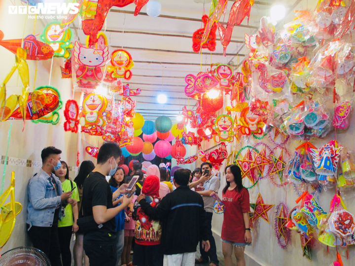 Phố lồng đèn ở TP.HCM đông nghẹt người đi chơi Trung thu - 4