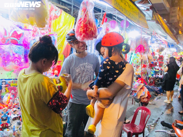 Phố lồng đèn ở TP.HCM đông nghẹt người đi chơi Trung thu - 6