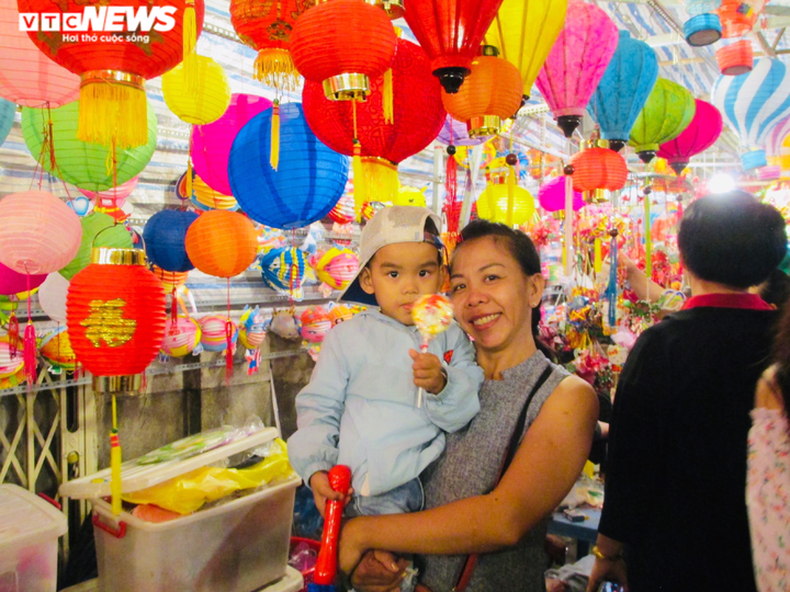 Phố lồng đèn ở TP.HCM đông nghẹt người đi chơi Trung thu - 7