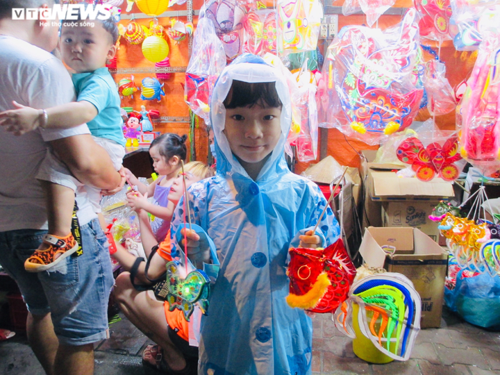 Phố lồng đèn ở TP.HCM đông nghẹt người đi chơi Trung thu - 8