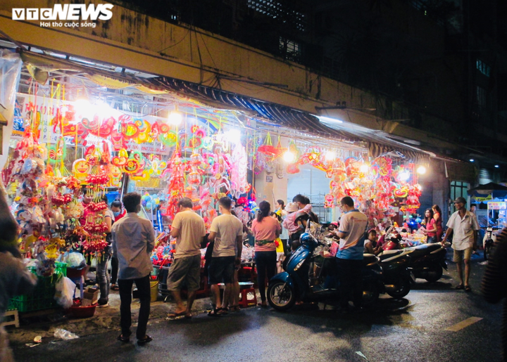 Phố lồng đèn ở TP.HCM đông nghẹt người đi chơi Trung thu - 9