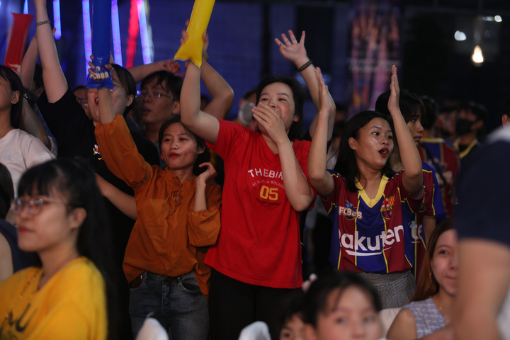 400 fan Barcelona tham gia ngày hội 'Tuyệt đỉnh tranh tài' - 9