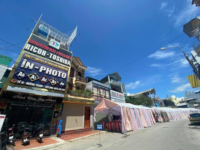 Bị 'bom' 150 mâm cỗ, nhà hàng tiệc cưới rao bán rẻ 500.000 đồng/mâm - 1