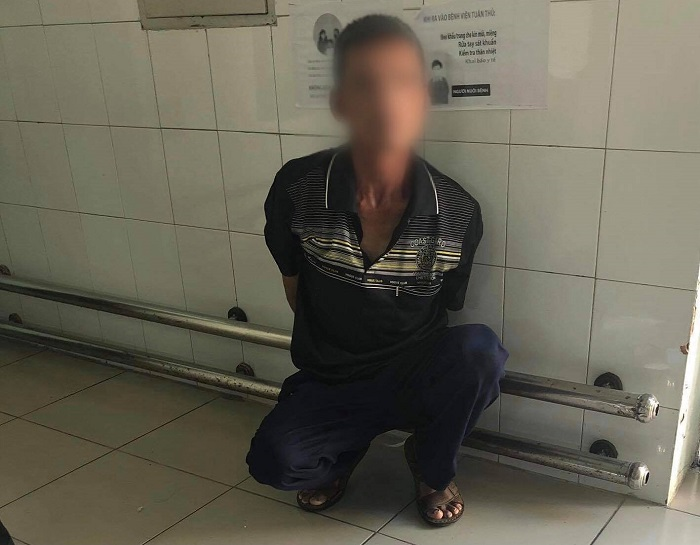 Bệnh nhân nhiễm HIV cầm dao bầu đến bệnh viện chửi bới, đe dọa bác sĩ - 1