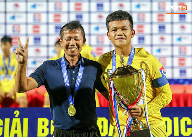 Đeo băng đội trưởng đá chung kết U17 QG trong 12 phút, đàn em Văn Đức giải nghệ - 3