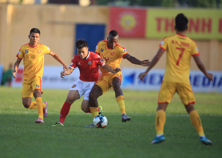 Quân bầu Đệ nối dài kỷ lục buồn, 99% đua trụ hạng - 1