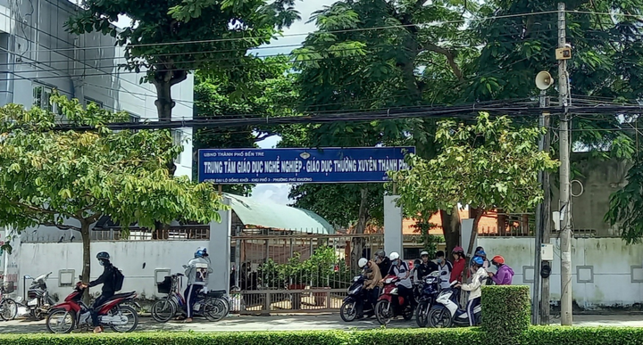 Bến Tre: Chưa đình chỉ các học sinh liên quan vụ đánh nữ sinh, xé rách áo dài - 1