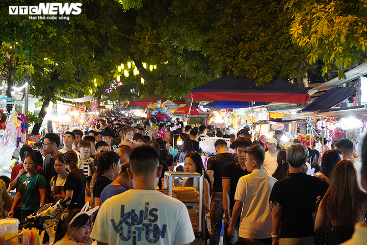 Phố Hàng Mã chật kín, hàng nghìn người Hà Nội đổ ra đường đón Tết Trung thu - 1