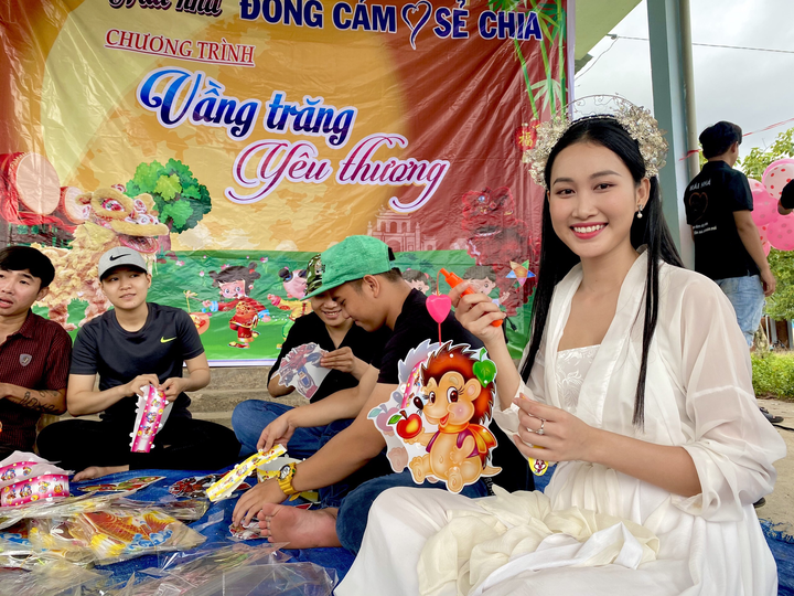 Hoa khôi Đoàn Hồng Trang trao quà trung thu cho trẻ vùng cao - 3