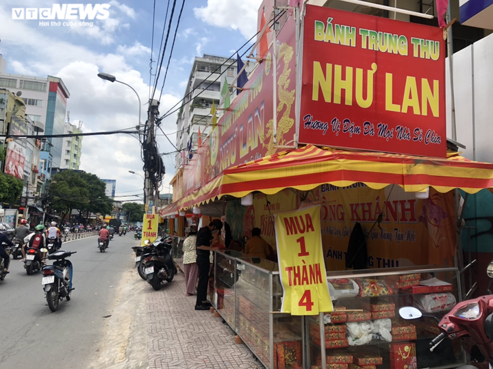 Ngày cuối, nhiều tiệm bánh trung thu ở TP.HCM giảm giá sốc... nhưng vẫn ế - 4