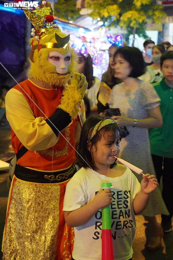 Phố Hàng Mã chật kín, hàng nghìn người Hà Nội đổ ra đường đón Tết Trung thu - 3