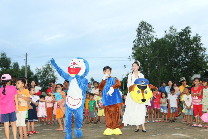 Hoa khôi Đoàn Hồng Trang trao quà trung thu cho trẻ vùng cao - 1