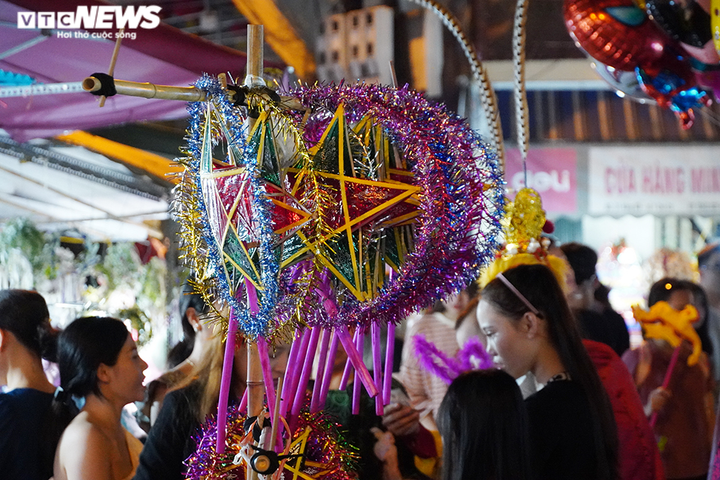 Phố Hàng Mã chật kín, hàng nghìn người Hà Nội đổ ra đường đón Tết Trung thu - 4