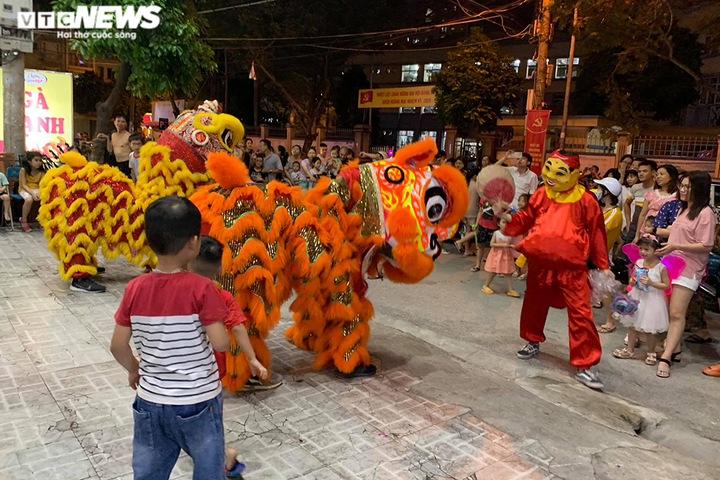 Phố Hàng Mã chật kín, hàng nghìn người Hà Nội đổ ra đường đón Tết Trung thu - 7